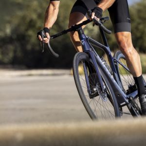 Vue rapprochée d'un cycliste conduisant le Giant Defy E+ Elite.