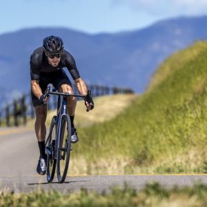 Un cycliste emprunte une route de montagne sur un Giant Defy E+ Elite.